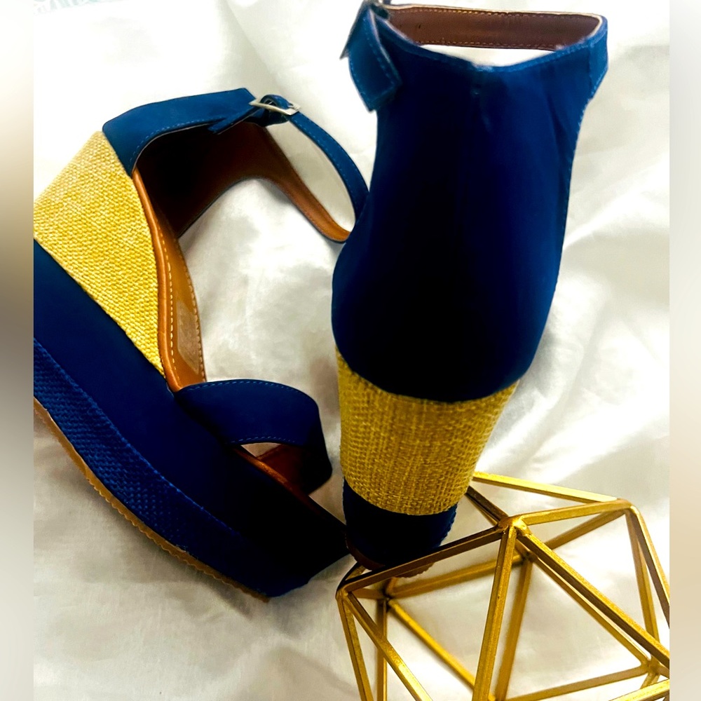 Platforms in royal blue
Suede
Used in excellent condition